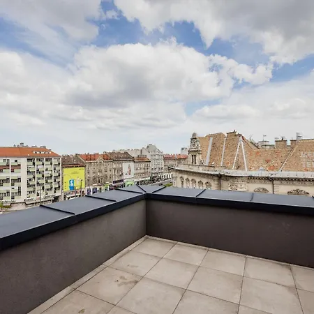 Penthouse With View And Parking For Two Budapeşte